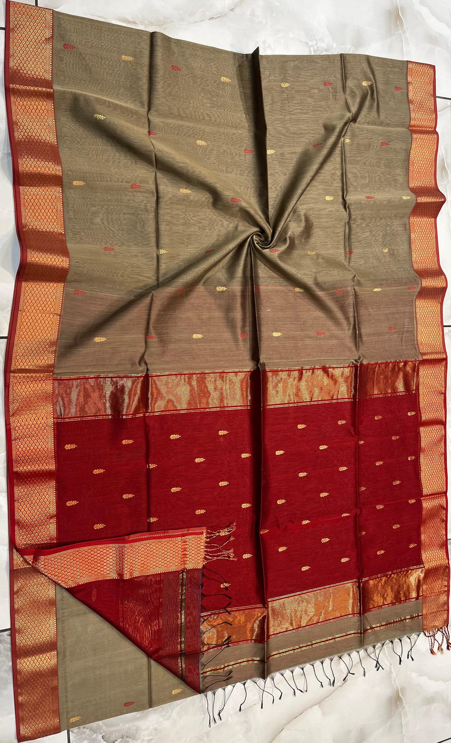 Maheshwari Handwoven Patti Buti Saree (Product code- 033)
